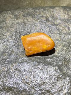 和田玉黄沁籽料,天然真皮,天然无修,籽型饱满,玉质细腻温润,颜色自然